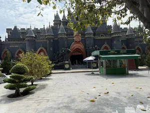 THẾ GIỚI PHÙ THỦY。LÂU ĐÀI PHÁP THUẬT。LỐI VÀO。PHÒNG VÉ。LÂU ĐÀI PHÉP THUẬT。GIA TỘC。BẢNG HƯỚNG DẪN LÂU ĐÀI PHÁP THUẬT。（日本語訳）。魔法使いの世界。魔法の城。入口。チケット売り場。魔法の城。一族。魔法の城 案内板