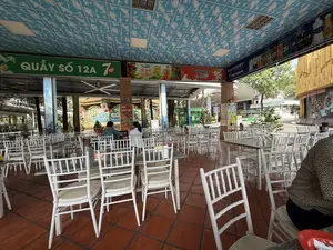 QUẦY SỐ 12A Bổ sung Vitamin C SỐ 1 VIỆT NAM SỮA TRÁI CÂY NGON XOÀN LƯỚI AAAH。NHÀ VỆ SINH VÉ VÀO CỔNG QUẦY SỐ 12。（日本語訳）。12A番カウンター ビタミンC補給 ベトナムNo.1 おいしいフルーツ牛乳 マンゴーメロン あああ。トイレ 入場券 12番カウンター