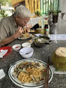 NHÀ VỆ SINH SUỐI TIÊN CƠM CHIÊN 65.000đ CƠM TÔM 65.000đ CƠM XÀO TÔM 65.000đ CƠM XÀO BÒ - MỰC 65.000đ CƠM XÀO HẢI SẢN 85.000đ CƠM CHIÊN HẢI SẢN 85.000đ CƠM SƯỜN 50.000đ CƠM GÀ 50.000đ MÌ XÀO TÔM 65.000đ MÌ XÀO BÒ - MỰC 65.000đ MÌ XÀO HẢI SẢN 85.000đ BÁNH CANH HẢI SẢN (BÒ) 50.000đ HỦ TIẾU HẢI SẢN (BÒ) 50.000đ MỌI THẮC MẮC, LIÊN HỆ。（日本語訳）。スイティエン トイレ チャーハン 65,000đ エビご飯 65,000đ エビ炒めご飯 65,000đ 牛肉・イカ炒めご飯 65,000đ 海鮮炒めご飯 85,000đ 海鮮チャーハン 85,000đ 骨付き豚肉ご飯 50,000đ チキンライス 50,000đ エビ焼きそば 65,000đ 牛肉・イカ焼きそば 65,000đ 海鮮焼きそば 85,000đ 海鮮（牛肉）バインカン 50,000đ 海鮮（牛肉）フーティウ 50,000đ ご不明な点がございましたら、ご連絡ください