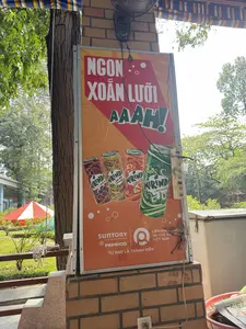 SENKO。NGON XOẮN LƯỠI。AAAH。MIRINDA HƯƠNG XÁ XỊ。MIRINDA VỊ ĐÁ ME。MIRINDA HƯƠNG CAM。MIRINDA VỊ SODA KEM。SUNTORY。PEPSICO。TỰ HÀO LÀ THÀNH VIÊN。LIÊN MINH TÁI CHẾ BAO BÌ VIỆT NAM。（日本語訳）。SENKO。舌がねじれるほど美味しい。あああ。ミリンダ サーシ風味。ミリンダ タマリンド味。ミリンダ オレンジ風味。ミリンダ クリームソーダ味。サントリー。ペプシコ。誇り高きメンバー。ベトナム包装リサイクル連合