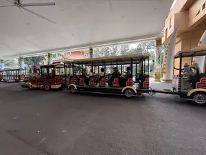 XE LỬA PHỤC VỤ LIÊN TUYẾN THỜI GIAN PHỤC VỤ TỪ 8H TRẠM XE LỬA SỐ ĐẠI NAM。（日本語訳）。連絡線運行列車 運行時間8時より ダイナム番号列車駅