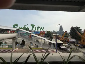 Suối Tiên。SIÊU CÔNG VIÊN NƯỚC。LỚN NHẤT VIỆT NAM。ĐẲNG CẤP。BÃI GIỮ XE SỐ 02。QUẢN LÝ BỞI DLVH SUỐI TIÊN。AN TOÀN - TIỆN LỢI - CHUYÊN NGHIỆP。suoitienthemepark。BIỂN ĐÔNG。CTY TNHH MTV XNK。KHO HÀNG。NGUYÊN ANH。CHUYÊN BÁN CÁC LOẠI XE CẨU。ĐT:0903 813 642 - 0906 750 368。BÃI GIỮ XE。GIỮ XE SỐ 2。（日本語訳）。スイティエン。スーパーウォーターパーク。ベトナム最大。ハイクラス。第02駐車場。スイティエン文化観光公園による管理。安全 - 便利 - プロフェッショナル。suoitienthemepark。ビンドン。輸出入一人社員有限会社。倉庫。グエン・アン。各種クレーン車専門販売。電話：0903 813 642 - 0906 750 368。駐車場。第2駐車場