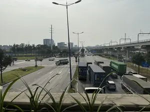 HỢP TRƯỜNG THÀNH。HƯỚNG XE ĐI VỀ。ĐỒNG NAI。（日本語訳）。ホップ・チュオン・タイン。車の進行方向。ドンナイ