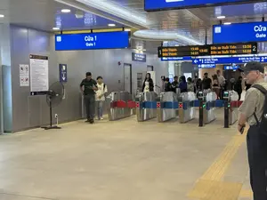 ỦY BAN NHÂN DÂN THÀNH PHỐ HỒ CHÍ MINH CÔNG TY TNHH MTV ĐƯỜNG SẮT ĐÔ THỊ SỐ 1 NỘI QUY ĐỐI VỚI HÀNH KHÁCH Cửa 1 Cửa Điều chỉnh giá vé Liên lạc nội bộ Bến Thành Bến xe Suối Tiên đi Bến Thành đi Bến Xe Suối Tiên Nhà vệ sinh。（日本語訳）。ホーチミン市人民委員会 都市鉄道1号線有限責任会社 乗客規則 1番ドア ドア 運賃精算 内部連絡 ベンタイン スイティエンバスターミナル ベンタイン行き スイティエンバスターミナル行き トイレ