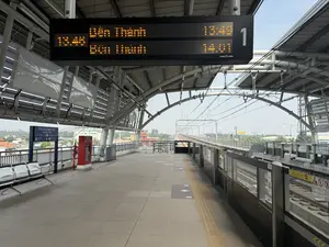 Bến Thành。Bên Thành。Khu Công Nghệ Cao。Thủ Đức。Đại Học Quốc Gia。KHÔNG SỬ DỤNG CỬA NÀY。Nguy hiểm。Khu vực nguy hiểm。Không Đặt Ngón Tay vào Khe hở。Không Tựa vào Cửa。Không Thò Đầu hoặc Tay Qua Cửa。NHÔM ALANMI。（日本語訳）。ベンタイン。ベンタイン。ハイテクパーク。トゥードゥック。国立大学。このドアを使用しないでください。危険。危険区域。隙間に指を入れないでください。ドアに寄りかからないでください。ドアから頭や手を出さないでください。ALANMIアルミニウム