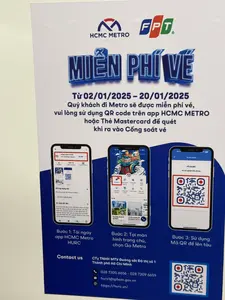 HCMC METRO。FPT。MIỄN PHÍ VÉ。Từ 02/01/2025 - 20/01/2025。Quý khách đi Metro sẽ được miễn phí vé, vui lòng sử dụng QR code trên app HCMC METRO hoặc Thẻ Mastercard để quét khi ra vào Cổng soát vé。Bước 1: Tải ngay app HCMC Metro HURC。Bước 2: Tại màn hình trang chủ, chọn Go Metro。Bước 3: Sử dụng Mã QR để lên tàu。Trên màn hình điện thoại thứ nhất:。HCMC Metro HURC。FPT Technology Solutions。Cài đặt。57 MB。Hơn 1 N Lượt tải xuống。3+ 3 tuổi trở lên。Về ứng dụng này。Ứng dụng cung cấp thông tin Metro。Du lịch và Địa phương。An toàn dữ liệu。Sự an toàn bắt đầu từ việc nắm được cách nhà phát triển thu thập và chia sẻ dữ liệu của bạn. Các biện pháp bảo vệ quyền riêng tư và bảo mật dữ liệu có thể thay đổi tuỳ theo cách sử dụng, khu vực và độ tuổi. Nhà phát triển đã cung cấp thông tin này và có thể sẽ cập nhật theo thời gian.。Trên màn hình điện thoại thứ hai:。16:51。Tiếng Việt。Go Metro。Tham quan tour ảo。Thông tin vé。Sơ đồ tuyến。Thông tin nhà ga。Đóng góp ý kiến。Tuyển dụng。Hình ảnh công trình。Tin tức。Tất cả。Xây dựng văn hoá đi tàu Metro。TP.HCM và lượng khí thải đáng lo ngại từ...。Trên màn hình điện thoại thứ ba:。20:47。Vé tiên phong。HURC。Vé trải nghiệm tiên phong。Contact us。CTY TNHH MTV Đường sắt Đô thị số 1。Thành phố Hồ Chí Minh。028 7300 6656 - 028 7309 6659。hurc1@tphcm.gov.vn。https://hurc.vn/。（日本語訳）。ホーチミン市メトロ。FPT。乗車券無料。2025年1月2日から2025年1月20日まで。メトロにご乗車のお客様は乗車券が無料になります。HCMC METROアプリのQRコードまたはMastercardカードをご利用になり、改札ゲートの出入りの際にスキャンしてください。ステップ1：HCMC Metro HURCアプリを今すぐダウンロード。ステップ2：ホーム画面で、「Go Metro」を選択。ステップ3：QRコードを使用して乗車。1台目のスマートフォンの画面上：。HCMC Metro HURC。FPTテクノロジーソリューションズ。インストール。57 MB。1000回以上ダウンロード。3+ 3歳以上。このアプリについて。メトロ情報を提供するアプリ。旅行＆地域。データセーフティ。安全性は、デベロッパーがあなたのデータをどのように収集し共有するかを理解することから始まります。データのプライバシーとセキュリティ対策は、あなたの使用方法、地域、年齢によって異なる場合があります。デベロッパーはこの情報を提供しており、今後更新する可能性があります。2台目のスマートフォンの画面上：。16:51。ベトナム語。Go Metro。バーチャルツアーを見学。乗車券情報。路線図。駅情報。意見を投稿。採用情報。工事写真。ニュース。すべて。メトロ乗車文化の構築。ホーチミン市と懸念される排出ガス量...。3台目のスマートフォンの画面上：。20:47。パイオニアチケット。HURC。パイオニア体験チケット。お問い合わせ。ホーチミン市都市鉄道1号線有限責任会社。ホーチミン市。028 7300 6656 - 028 7309 6659。hurc1@tphcm.gov.vn。https://hurc.vn/
