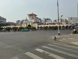 CHỢ BẾN THÀNH CHÚC MỪNG NĂM MỚI BỆNH VIỆN THẨM MỸ ĐƯỜNG LÊ LỢI LÊ LAI KIM DƯƠNG ĐÔNG ANH。（日本語訳）。ベンタイン市場 明けましておめでとうございます 美容病院 レロイ通り レライ キムズオン ドンアイン