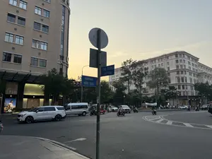 Đường Đồng Khởi / Đường Hồ Huấn Nghiệp（ドンコイ通りとホー・フアン・ギエップ通りの交差点 / ホーチミン市1区）