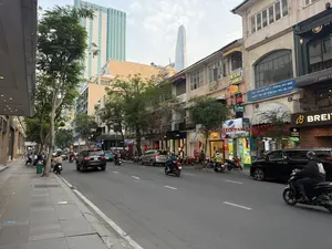 NHÂN DÂN KHU PHỐ 5 - PHƯỜNG BẾN NGHÉ。QUYẾT TÂM GIỮ VỮNG KHU PHỐ VĂN HÓA。151 ĐỒNG KHỞI。Mẹ quán。Chúc Mừng Năm。UNG NGUYÊN THAN。（日本語訳）。ベンゲー坊5番街区の人民。文化街区を堅く守ることを決意する。ドンコイ通り151番地。母の店。新年おめでとう。ウン・グエン・タン