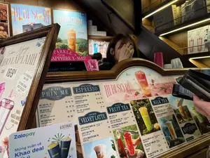 HI BI SƠ RI. Trà sữa CHÔM CHÔM Vàng. Săn Ngay COMBO LẤP LÁNH. CHỈ 169K. 01 LY NGÀN SAO HAI LỚP. 01 THỨC UỐNG. MÀU NGẪU NHIÊN HỒNG XANH. Mừng xuân về Khao deal hết ý. KATINAT XIN CHÀO。. CÀ PHÊ PHIN MÊ. MÊ SỮA ĐÁ. MÊ ĐEN ĐÁ. MÊ XỈU. MÊ DỪA NON. CÀ PHÊ ESPRESSO. ESPRESSO SỮA ĐÁ. ESPRESSO ĐEN ĐÁ. ESPRESSO BẠC XỈU. SÔ-CÔ-LA KATINAT. LATTE ÊM MỀ. LATTE BABA NANA. THÊM THẠCH CHUỐI. LATTE HẠT PHỈ. LATTE NGUYÊN BẢN. HI BI SƠ RI. BỬU BỐI DỊU HỒN. TRÀ TRÁI CÂY. HIBI SƠ RI. THÊM NHÃN HOA ATISO. CÓC CÓC ĐẮC ĐẮC. THÊM HẠT SEN. TRÀ OOLONG DÂU MAI SƠN. TRÀ SỮA. TRÀ SỮA CHÔM CHÔM. OOLONG BA LA. TRÀ SỮA OOLONG NƯỚNG. TẠM HẾT. TRÀ ĐÀO HỒNG ĐÀI. TRÀ CAM QUẾ HỒNG ĐÀI. TRÀ VẢI. TRÀ HOA CÚC MẬT ONG. KATINAT.。（日本語訳）。ハイビスカスチェリー。ゴールデンランブータンミルクティー。今すぐゲット キラキラコンボ。たったの169,000ドン。01 二層キラキラカップ。01 ドリンク。色はランダム ピンク・ブルー。新春を祝して大盤振る舞い。KATINATへようこそ。夢中になるフィルターコーヒー。夢中になるアイスミルクコーヒー。夢中になるアイスブラックコーヒー。夢中になるバクシウ。夢中になるヤングココナッツコーヒー。エスプレッソコーヒー。アイスミルクエスプレッソ。アイスブラックエスプレッソ。エスプレッソバクシウ。KATINATチョコレート。なめらかラテ。バナナラテ。バナナゼリー追加。ヘーゼルナッツラテ。オリジナルラテ。ハイビスカスチェリー。心を癒す宝物。フルーツティー。ハイビスカスチェリー。アーティチョーク竜眼追加。アンバレラ・ダックダック。ハスの実追加。マイソン産イチゴ烏龍茶。ミルクティー。ランブータンミルクティー。バラ烏龍茶。焙煎烏龍ミルクティー。一時的に売り切れ。ピーチハイビスカスティー。オレンジシナモンハイビスカスティー。ライチティー。菊花はちみつ茶。KATINAT。