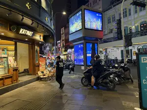 KATINAT ĐỒNG KHỞI CÀ PHÊ SỮA ĐÁ LÁ DỨA 169k Chìa khoá mở hè Ưu đãi thành viên lên đến 15% Mother Saigon Saigon PHOTO HIGHLANDS EVNHCMC VEIC ANAMCO Vui lòng cài đặt ứng dụng EVNHCMC CSKH để chúng tôi phục vụ bạn tốt hơn 1900 12 99 THANH TOÁN TIỀN ĐIỆN VESC 902 24 01 LIÊN HỆ 0938 CẤM LẠI GẦN CẤM ĐẬU XE NƠI NÀY GIỮ XE SIAM 50m 064.13 P CA PHÍ。（日本語訳）。カティナット ドンコイ パンダンリーフ入りアイスミルクコーヒー 169k 夏を開ける鍵 会員特典最大15% マザーサイゴン サイゴンフォト ハイランズ EVNHCMC VEIC ANAMCO より良いサービスを提供するために、EVNHCMC CSKHアプリをインストールしてください 1900 12 99 電気代の支払い VESC 902 24 01 連絡先 0938 接近禁止 この場所は駐車禁止 駐車場 SIAM 50m 064.13 P CA PHÍ