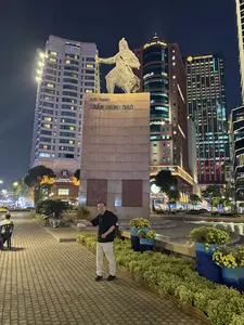 Tượng đài Đức Thánh Trần Hưng Đạo tại Công trường Mê Linh, Quận 1, TP.HCM. Phía sau là khách sạn Renaissance Riverside và tòa nhà Melinh Point.。（**メリン広場（Công trường Mê Linh）**に立つチャン・フンダオ像。1区、ホーチミン市。）