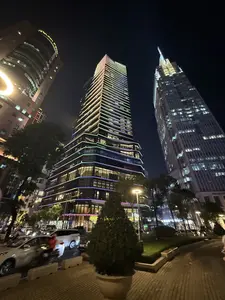 MELINH POINT。Hilton。A&E。（日本語訳）。メリン・ポイント。ヒルトン。A&E