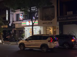Stoker, 7-Eleven trên đường Mạc Thị Bưởi, Quận 1 (ホーチミン市1区マックチブオイ通りのStokerとセブン-イレブン)