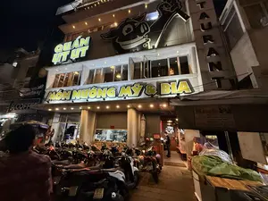 QUÁN ỤT ỤT。MÓN NƯỚNG MỸ & BIA。RESTAURANT。K COFFEE。mobifone。Binh N。BỘT LÚA BỤI TREO。CÁC LOẠI BÁT。BẮP CUỘN YAU CANG。0903.00.44.77-0707.00.44.77。113 NGUYỄN CÔNG TRỨ P. NGUYỄN THÁI BÌNH。59-C3 032.18。22-B1 683.89。079。（日本語訳）。クアン・ウッウッ。アメリカングリル＆ビール。レストラン。Kコーヒー。mobifone。ビンN。吊り稲叢の粉。各種ボウル。ヤウカン・コーンロール。0903.00.44.77-0707.00.44.77。113 グエン・コン・チュー通り、グエン・タイ・ビン坊。59-C3 032.18。22-B1 683.89。079