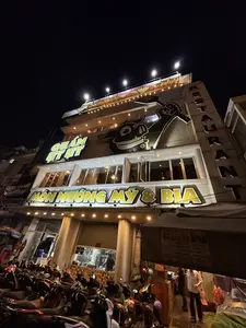 CƠM TẤM / MÓN NƯỚNG MỸ & BIA（コムタム / アメリカンBBQ & ビール）