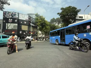 NHÀ HÀNG NƯỚNG NGON。NHÀ HÀNG NGƯU PHỒN。1900 206。93。CỬA LÊN。CỬA XUỐNG。51B-208.03。CTY CỔ PHẦN XE KHÁCH SÀI GÒN。THÀNH PHỐ HỒ CHÍ MINH。10T7 68N。(028) 39 505 505。3.000。5.000。7.000。112.500。135.000。157.500。（日本語訳）。美味しい焼肉レストラン。グウフォンレストラン。1900 206。93。乗車口。降車口。51B-208.03。サイゴン旅客バス株式会社。ホーチミン市。10T7 68N。(028) 39 505 505。3.000。5.000。7.000。112.500。135.000。157.500