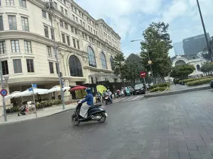 ĐƯỜNG LÊ LỢI。ĐƯỜNG NGUYỄN HUỆ。Grande。（日本語訳）。レ・ロイ通り。グエン・フエ通り。グランド