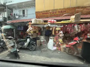 CỬA HÀNG BÁCH HÓA TỔNG HỢP - ĐÈN。NGUYỆT VÂN。Bán Sỉ & Lẻ: BAO NYLON, PP, PE, OPP, PA, ZIPPER, BAO XỐP, TÚI RÁC, HỘP NHỰA MANG VỀ, HỘP NHỰA PP CÁC LOẠI。6 YERSIN PHƯỜNG CẦU ÔNG LÃNH, Q.1 - ĐT: 028.3821... 0907.8...。7。（日本語訳）。総合雑貨店 - ランプ。グエット・ヴァン。卸売・小売：ナイロン袋、PP、PE、OPP、PA、ジッパー、発泡袋、ゴミ袋、持ち帰り用プラスチック容器、各種PPプラスチック容器。1区カウオンラン坊イェルシン通り6番地 - 電話：028.3821... 0907.8...。7