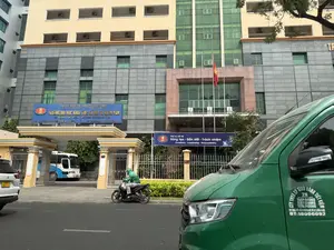 ĐẠI HỌC QUỐC GIA THÀNH PHỐ HỒ CHÍ MINH。TRƯỜNG ĐẠI HỌC KHOA HỌC XÃ HỘI VÀ NHÂN VĂN。10-12 ĐINH TIÊN HOÀNG, P. BẾN NGHÉ, Q.1, TP.HCM。ĐT: 08.33290323 - FAX: 08.38221903。Giá trị cốt lõi。Sáng tạo - Dẫn dắt - Trách nhiệm。KHU VỰC CẤM BÁN HÀNG RONG。CTY TNHH CP GIAO HÀNG TIẾT KIỆM。TLCP:945KG。TLBT:1360KG。TLTB:2435KG。ĐC:TNHÀ-VTV-SỐ 8.P. HÙNG-M.TRÌ-N.T.LIÊM-H. NỘI。DT:18006092。（日本語訳）。ホーチミン市国家大学。人文社会科学大学。ホーチミン市1区ベンゲー坊ディン・ティエン・ホアン通り10-12番地。電話: 08.33290323 - ファックス: 08.38221903。中核的価値。創造 - 先導 - 責任。物売り禁止区域。GIAO HÀNG TIẾT KIỆM有限責任株式会社。許容積載量:945KG。車両重量:1360KG。車両総重量:2435KG。住所:ハノイ市ナムトゥリエム区メチ坊ファムフン通り8番地VTVビル。電話:18006092