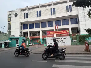 Tea time express Tea and Coffee express TRÀ SỮA KHOAI MÔN 35K NƯỚC ÉP CÓC 15K VÉ MÁY BAY Ahamove ĐỈNH CAO GIAO HÀNG MỪNG XUÂN ẤT TỴ, MỪNG ĐẢNG QUANG VINH, THÀNH PHỐ HỒ CHÍ MINH VỮNG VÀNG TIẾN BƯỚC SỞ VĂN HÓA VÀ THỂ THAO TP.HCM TRUNG TÂM THỂ DỤC THỂ THAO ĐA KAO SỐ 2 ĐINH TIÊN HOÀNG, P. ĐA KAO, QUẬN 1 ĐT: (028) 3822 4262 62-L1 198.97 KHU VỰC CẤM BÁN HÀNG RONG CTY TNHH MTV DỊCH VỤ CÔNG ÍCH QUẬN 1。（日本語訳）。Tea time express Tea and Coffee express タロイモミルクティー 35K アンバレラジュース 15K 航空券 Ahamove 最高の配達 乙巳の新年を祝い、栄光ある党を祝い、ホーチミン市は着実に前進する ホーチミン市文化スポーツ局 ダカオ体育スポーツセンター 1区ダカオ坊ディン・ティエン・ホアン通り2番 電話: (028) 3822 4262 62-L1 198.97 露天商禁止区域 1区公共事業サービス一人有限会社