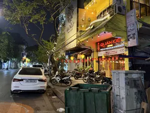 Đại Cát QUÁN KIẾN 100 TUỆ TĨNH, HAI BÀ TRƯNG, HN HOTLINE: 0912 96 97 PHỤ LỤC SỐ 01 PHỞ GÀ 32.000Đ XÔI XÉO GÀ 25.000Đ CAFE CƠM VĂN PHÒNG BÚN CHẢ ĐI VÀO TRONG NGÕ 10 M HÒA PHÁT 100 CẤM LẠI GẦN CÓ ĐIỆN NGUY HIỂM CHẾT NGƯỜI NGỌC HÀN 0975.841.919 NHÀ THUỐC 30L-204.25。（日本語訳）。ダイカット クアン・キエン 100 トゥエティン、ハイバーチュン、HN ホットライン: 0912 96 97 付録 第01号 鶏肉のフォー 32,000ドン 鶏肉入りソイセオ 25,000ドン カフェ オフィスランチ ブンチャー 路地に入って10m ホアファット 100 近づくこと禁止 感電危険 死亡の恐れあり ゴック・ハン 0975.841.919 薬局 30L-204.25