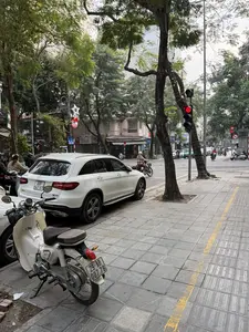 30F 647.67。PHỐ BÀ TRIỆU。PHỐ TUỆ TĨNH。TRỪ XE ƯU TIÊN THEO LUẬT ĐỊNH。29-AB 007.78。04。（日本語訳）。30F 647.67。バー・チェウ通り。トゥエ・ティン通り。法令で定められた優先車両を除く。29-AB 007.78。04