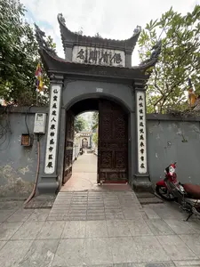 Danh tắc hữu ngộ。Tiên linh thông đạt nhân khang vật thịnh diệu trang nghiêm。Chân tính hằng nhiên cận duyệt viễn lai thường tự tại。151。CHÙA CHÂN TIÊN。HỘP THƯ CHÙA。（日本語訳）。名あれば則ち悟り有り。仙霊通達し、人は健やかに物は豊か、妙にして荘厳なり。真性は恒然として、近くは悦び遠くは来たりて、常に自在なり。151。チャンティエン寺。寺院の郵便箱