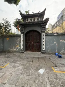 BIA TƯỞNG NIỆM LIỆT SỸ PHƯỜNG LÊ ĐẠI HÀNH。（日本語訳）。レ・ダイ・ハイン坊烈士記念碑