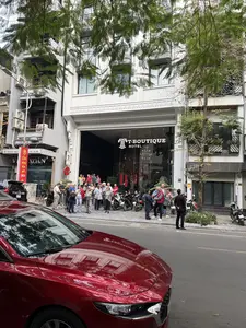 T.T BOUTIQUE HOTEL。86 TÔ HIẾN THÀNH。Chúc mừng năm mới 2025。XOAN。VỊNH XOÀN。Sống Cùng Cu...。VINH XOĂN。0981 739 569。84。（日本語訳）。T.Tブティックホテル。トー・ヒエン・タイン通り86番地。2025年、明けましておめでとうございます。ソアン。ヴィン・ソアン。～と共に生きる...。ヴィン・ソアン。0981 739 569。84