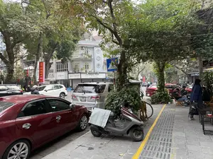 Chúc mừng năm mới 2025。THU。NHAT HUY。Collection。Made in Vietnam。KHU VỰC ĐỂ XE CƠ QUAN。COCO NGA。Cafe。（日本語訳）。2025年、明けましておめでとうございます。トゥ。ニャット・フイ。コレクション。ベトナム製。業務用駐車場。ココ・ガ。カフェ