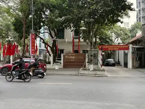 Chào năm mới 2025。QUẬN HAI BÀ TRƯNG。ĐẢNG BỘ THÀNH PHỐ HÀ NỘI。QUẬN ỦY HAI BÀ TRƯNG。ĐỊA CHỈ: SỐ 100 TÔ HIẾN THÀNH - QUẬN HAI BÀ TRƯNG - HÀ NỘI。NHIỆT LIỆT CHÀO MỪNG 95 NĂM NGÀY THÀNH LẬP ĐẢNG CỘNG SẢN VIỆT NAM (03/02/1930 - 03/02/2025)。HÈ。29A-045.96。30E-824.75。29-M1 575.1。（日本語訳）。2025年新年おめでとう。ハイバーチュン区。ハノイ市党委員会。ハイバーチュン区党委員会。住所：ハノイ市ハイバーチュン区トーヒエンタイン通り100番地。ベトナム共産党創立95周年（1930年2月3日 - 2025年2月3日）を熱烈に歓迎します。夏。29A-045.96。30E-824.75。29-M1 575.1