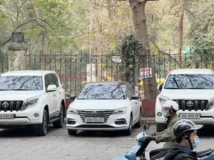 BÃI XE KHÔNG PHẬN SỰ MIỄN VÀO（駐車場、関係者以外立ち入り禁止の看板）