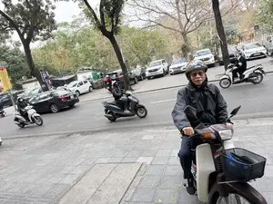 QUẬN HAI BÀ TRƯNG。ĐIỂM ĐỖ XE。THỜI GIAN GỬI XE TỪ 7H ĐẾN 20H。GIÁ VÉ TRÔNG GIỮ XE。Ô TÔ ĐẾN 9 CHỖ NGỒI。BAN NGÀY。BAN ĐÊM。CẢ NGÀY VÀ ĐÊM。VÉ LƯỢT。VÉ THÁNG。SỐ ĐIỆN THOẠI LIÊN HỆ。SỞ GTVT HÀ NỘI。P。TẠI。MUA OTO。CÔNG TY TNHH MTV MÔI TRƯỜNG ĐÔ THỊ HÀ NỘI。PHO。HONDA。Astrea。30A-793.58。90A-030.29。30A-734.41。30F-058.13。（日本語訳）。ハイバーチュン区。駐車場。駐車時間 7時から20時まで。駐車料金。9人乗りまでの自動車。日中。夜間。昼夜両方。1回券。月極券。連絡先電話番号。ハノイ市交通運輸局。P。にて。自動車購入。ハノイ都市環境有限責任会社（一社員）。PHO。ホンダ。アストレア。30A-793.58。90A-030.29。30A-734.41。30F-058.13