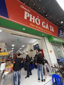 Chuyên:。PHỞ GÀ TA。Đậm đà hương vị Hà Nội xưa。35。TÔ HIẾN THÀNH。ĐT: 0914 372 219。NƯỚC ÉP HOA QUẢ。PHỞ HƯƠNG。BẢNG GIÁ。- PHỞ THƯỜNG 30.000/BÁT。- PHỞ ĐÙI 40.000/BÁT。- PHỞ LẪN ĐÙI 35.000/BÁT。- PHỞ PHAO CÂU 35.000/BÁT。- PHỞ CÁNH 35.000/BÁT。- PHỞ LƯỜN 35.000/BÁT。- PHỞ TRÁNG TRỨNG 35.000/BÁT。PHỞ - BÚN - MIẾN。+5000/。TRÀ ĐÁ。SỮA ĐẬU。CÔNG AN PHƯỜNG LÊ ĐẠI HÀNH。ĐỀ NGHỊ QUÝ KHÁCH。CHÚ Ý BẢO QUẢN TÀI SẢN。ĐỀ PHÒNG KẺ GIAN。LẤY CẮP。XIN CHÂN THÀNH CẢM ƠN。（日本語訳）。専門：。地鶏のフォー。昔ながらのハノイの濃厚な風味。35。トー・ヒエン・タイン通り。電話：0914 372 219。フルーツジュース。フオン・フォー。価格表。- 普通のフォー 30,000/杯。- 鶏もも肉のフォー 40,000/杯。- 鶏もも肉ミックスのフォー 35,000/杯。- ぼんじりのフォー 35,000/杯。- 手羽先のフォー 35,000/杯。- 鶏むね肉のフォー 35,000/杯。- 卵とじフォー 35,000/杯。フォー - ブン - ミエン。+5000/。アイスティー。豆乳。レ・ダイ・ハイン区警察。お客様へのお願い。所持品の管理にご注意ください。盗難に。ご注意ください。ご協力誠にありがとうございます。