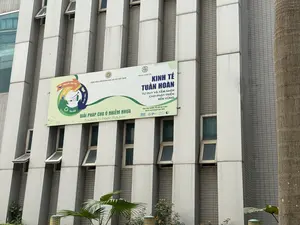 KINH TẾ TUẦN HOÀN - GIẢI PHÁP CHO Ô NHIỄM NHỰA（「循環型経済－プラスチック汚染の解決策」と書かれた横断幕 / ハノイ・資源環境新聞社）