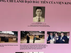 ĐỒNG CHÍ LÃNH ĐẠO ĐẦU TIÊN CỦA VIỆN KINH... / Cố. Trần Phương NGUYÊN VIỆN TRƯỞNG (1965-1976)（「研究所の初代指導者」と題された展示パネル / 故チャン・フオン 元院長 1965-1976年）