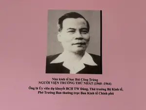 Nhà kinh tế học Bùi Công Trừng。NGƯỜI VIỆN TRƯỞNG THỨ NHẤT (1960 -1964)。Ông là Ủy viên dự khuyết BCH TW Đảng, Thứ trưởng Bộ Kinh tế, Phó Trưởng Ban thường trực Ban Kinh tế Chính phủ。（日本語訳）。経済学者ブイ・コン・チュン。初代院長（1960年～1964年）。彼は党中央執行委員会補欠委員、経済省次官、政府経済委員会常任副委員長でした