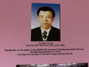 GS. Đào Văn Tập。NGƯỜI VIỆN TRƯỞNG THỨ 3 (1976 -1983)。Ông giữ chức vụ Chủ nhiệm Ủy ban KHXH Việt Nam (Nay là Viện Hàn lâm KHXH Việt Nam)。Đại biểu Quốc hội khóa IV, V và VI,。Chủ nhiệm Ủy ban Kinh tế, Kế hoạch và Ngân sách của Quốc hội.。（日本語訳）。ダオ・ヴァン・タップ教授。第3代院長（1976年～1983年）。ベトナム社会科学委員会（現・ベトナム社会科学アカデミー）委員長を務める。国会議員（第4期、第5期、第6期）、。国会経済・計画・予算委員会委員長。