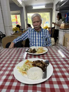 QUÁN ĂN CƠM VĂN PHÒNG HẢI SẢN TƯƠI PE-RE SUNNY VALI Đồng hành cùng。（日本語訳）。オフィスランチ食堂 新鮮なシーフード PE-RE SUNNY VALI ～と共に