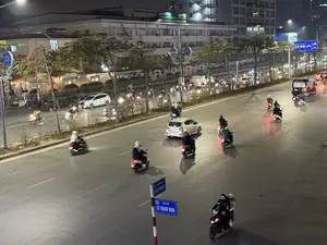 ĐƯỜNG GIẢI PHÓNG。PHỐ LÊ THANH NGHỊ。BỆNH VIỆN BẠCH MAI。ĐÓN TIẾP LIÊN TỤC - TẬN TÂM PHỤC VỤ。（日本語訳）。解放通り。レ・タイン・ギ通り。バックマイ病院。継続受付 - 献身的なサービス