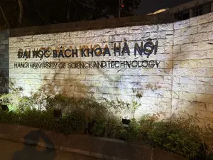 ĐẠI HỌC BÁCH KHOA HÀ NỘI。（日本語訳）。ハノイ工科大学