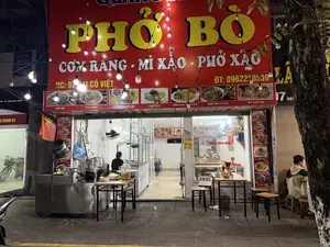QUÁN PHỞ BÒ CƠM RANG - MÌ XÀO - PHỞ XÀO ĐC: 97 N CỔ VIỆT ĐT: 0962210539 LÁ 7 ĐẠI G KHÁNH HÒ PHỞ BÒ TÁI CHÍN CƠM RANG DƯA BÒ PHỞ XÀO CƠM RANG THẬP CẨM PHỞ SỐT VANG MỲ XÀO BÒ PHÒNG ĐIỀU HÒA。（日本語訳）。牛肉フォー チャーハン - 焼きそば - フォー炒め店 住所: 97 N CỔ VIỆT 電話: 0962210539 LÁ 7 ĐẠI G KHÁNH HÒ 半生・ウェルダン牛肉フォー 牛肉と高菜漬けのチャーハン フォー炒め 五目チャーハン 牛肉の赤ワイン煮込みフォー 牛肉焼きそば エアコン付きの部屋