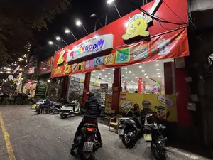 VƯƠNG QUỐC ĐỒ CHƠI。MYKINGDOM。ĐC: 91 ĐẠI CỒ VIỆT。nalan。Chuyển Phát Nhanh。KHUYẾN MÃI RINH QUÀ HAY。CHẤT LIỀN TAY。TẠO CUỘC CHƠI。BẠN CÓ THỂ LẮP RÁP MỌI THỨ TỪ LEGO。TÔI YÊU NHỮNG VIÊN GẠCH SÁNG TẠO LEGO。（日本語訳）。おもちゃの王国。マイキングダム。住所: 91 ダイコーヴィエット。ナラン。速達。素敵なプレゼントがもらえるプロモーション。すぐに手に入る品質。遊びを創り出す。あなたはレゴで何でも組み立てることができます。私はレゴの創造的なブロックが大好きです