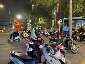 MỪNG ĐẤT NƯỚC ĐỔI MỚI ĐẢNG QUANG VINH MỪNG XUÂN ẤT TỴ. PHỐ NGUYỄN ĐÌNH CHIỂU HANOIBUS TRỌN OMEGA Chọn Oily VISION HONDA。（日本語訳）。国の刷新を祝い、栄光ある党、乙巳の春を祝う。グエン・ディン・チエウ通り ハノイバス トロン・オメガ オイリー・ビジョン・ホンダを選択