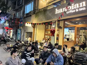 hanoian。Cửa Hàng Thể Thao。QUANG SPORT。CHÍNH HÃNG。Hà Nội nay ghé hanoian。129 Nguyễn Đình Chiểu。（日本語訳）。hanoian。スポーツ店。クアンスポーツ。正規品。ハノイ 今日 hanoianに立ち寄る。グエン・ディン・チエウ通り129番地