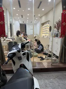 Phúc。Lộc。TTL.NAIL。Vie。VUI LÒNG KHÓA XE CẨN THẬN。TỰ BẢO QUẢN TÀI SẢN TRÊN XE。（日本語訳）。福。禄。TTL.NAIL。Vie。車両は慎重に施錠してください。車内の所有物はご自身で管理してください