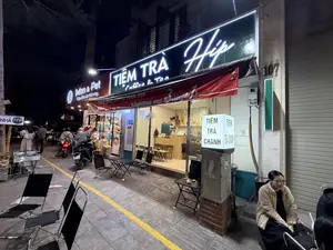 TIỆM TRÀ Hip。Coffee & Tea。Mon & Pet。Tiệm chăm sóc thú cưng。Khuyến mãi mua 3 tặng 1。TIỆM TRÀ CHANH。NHÀ Hip。107。105。29-B2 177.55。（日本語訳）。Hipティーショップ。コーヒー＆ティー。モン＆ペット。ペットケアショップ。プロモーション 3つ買うと1つプレゼント。レモンティーショップ。Hipハウス。107。105。29-B2 177.55