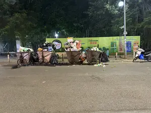 VÌ MỘT HÀ NỘI XANH - SẠCH - ĐẸP - VĂN MINH / PHÂN LOẠI RÁC THẢI TẠI NGUỒN（「緑豊かで清潔で美しく文明的なハノイのために」/「発生源でのゴミ分別」を呼びかける環境啓発の掲示板 / ハノイ）