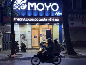 MOYO。GỘI VÀ CHĂM SÓC DA ĐẦU THẾ HỆ MỚI。Phục hồi tóc từ tầng phân tử。CHĂM SÓC DA MẶT。MOYO GỘI ĐƯỢC NGAY NAY。TUYỂN DỤNG。Nguyễn Đình Chiểu, Lê Đại Hành, Hà Nội。（日本語訳）。MOYO。新世代のシャンプーと頭皮ケア。分子レベルから髪を修復。フェイシャルケア。MOYO 今すぐシャンプーできます。採用。グエン・ディン・チェウ、レ・ダイ・ハイン、ハノイ